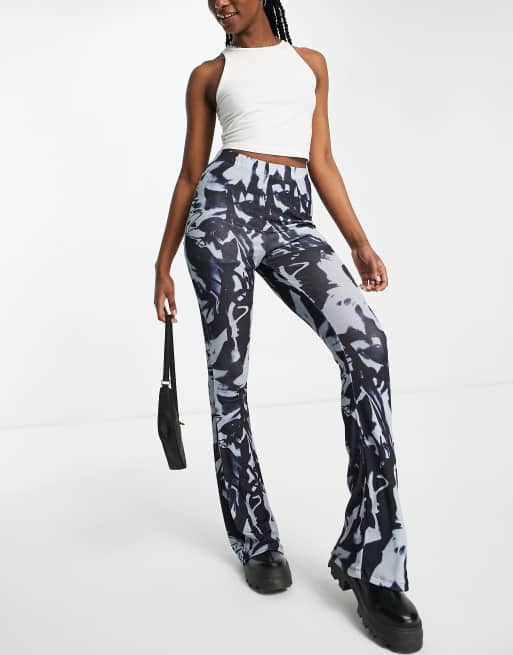 Topshop - Tissue - Pantaloni a zampa in rete con stampa graffiti