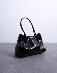 Model wearing Toby tubler handle tote bag in black