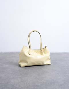 Model wearing Toby tubler handle tote bag in buttermilk