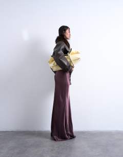 Model wearing Toby tubler handle tote bag in buttermilk