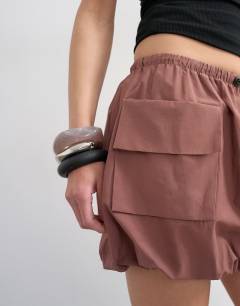 Model wearing Toggle waist bubble utility skort in pink