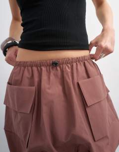 Model wearing Toggle waist bubble utility skort in pink