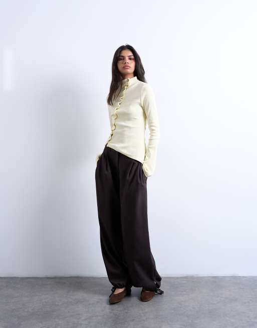 Topshop - Top a maniche lunghe accollato color latticello con volant e bottoni, 4 di 4