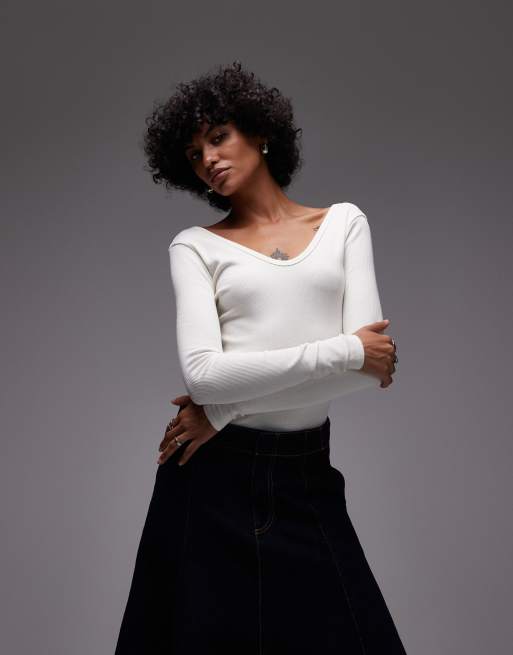 Topshop - Top a maniche lunghe color écru a coste con scollo a V e orlo arrotondato