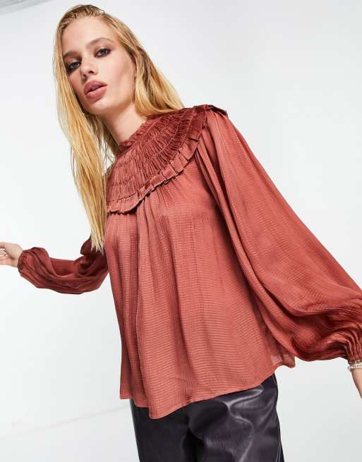 Topshop - Top a maniche lunghe con carré a volant in raso color ruggine
