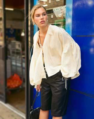 Topshop - Top allacciato sul davanti color latticello