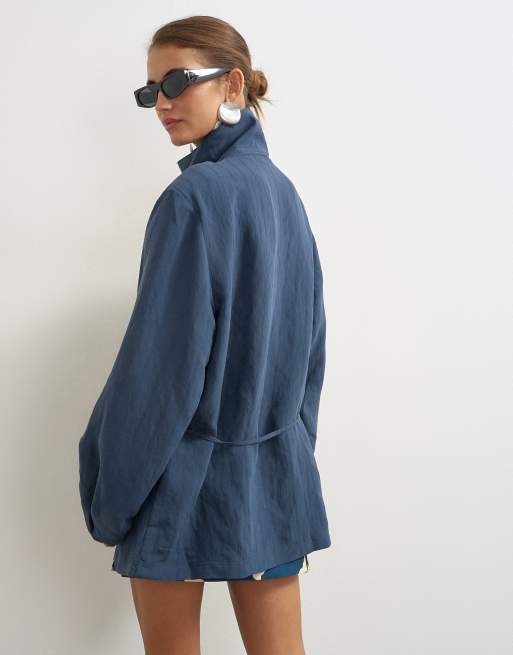 Topshop top con collo a imbuto e dettaglio annodato, blu navy a righe tono su tono, 3 di 4