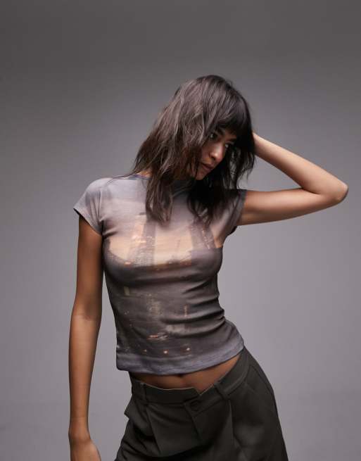 Topshop - Top con maniche ad aletta in rete multicolore con paesaggio urbano