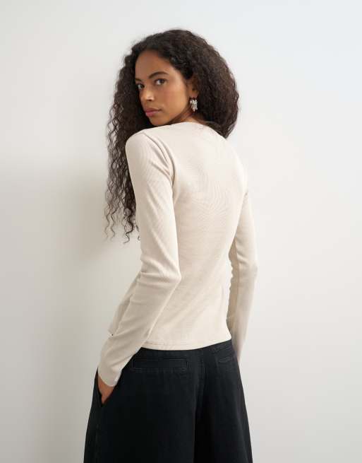 Topshop - top de manga larga con botones en color avena, 2 de 4