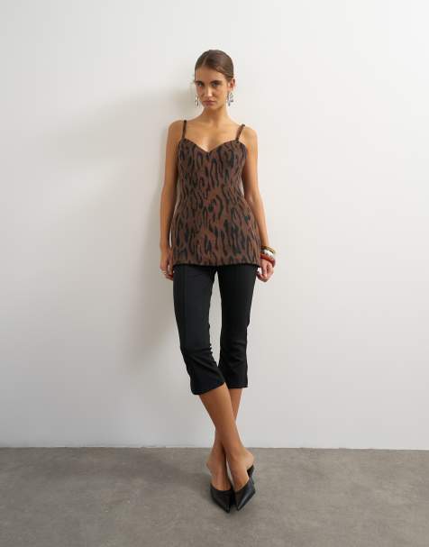 Topshop top de tirantes premium de piel sintética con acabado cepillado, peplum estructurado y estampado animal - view 1