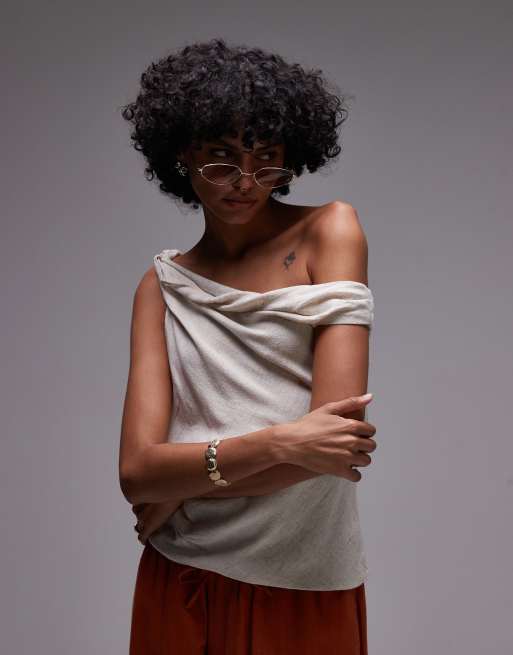 Topshop - Top di colore neutro con scollo alla Bardot e spallina intrecciata