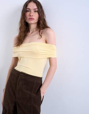 Top en microfibre à encolure Bardot et large rabat - Babeurre-Jaune L