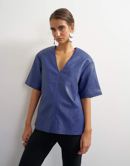 Topshop top i imiteret læder med dyb V-udskæring i navy, 2 af 4