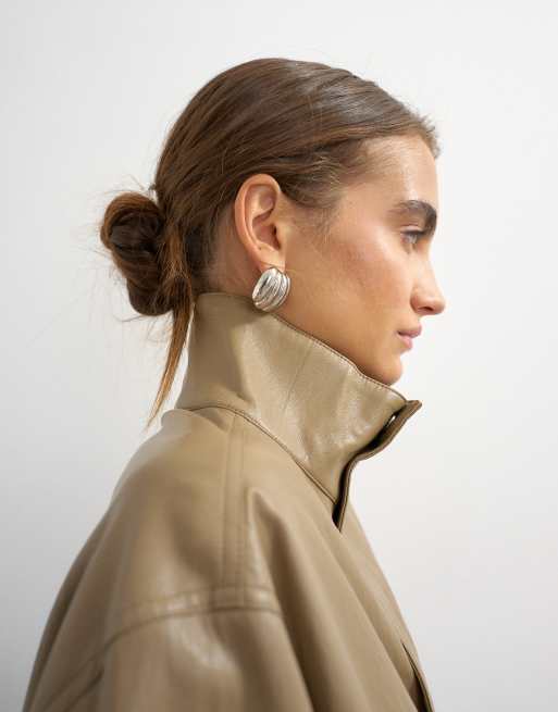 Topshop top i imiteret læder med ståkrave og bubblekant i taupe, 2 af 4