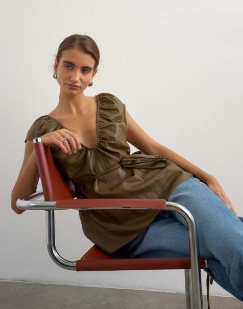 Topshop top in pelle sintetica con scollo profondo e dettaglio da annodare, color oliva - view 1