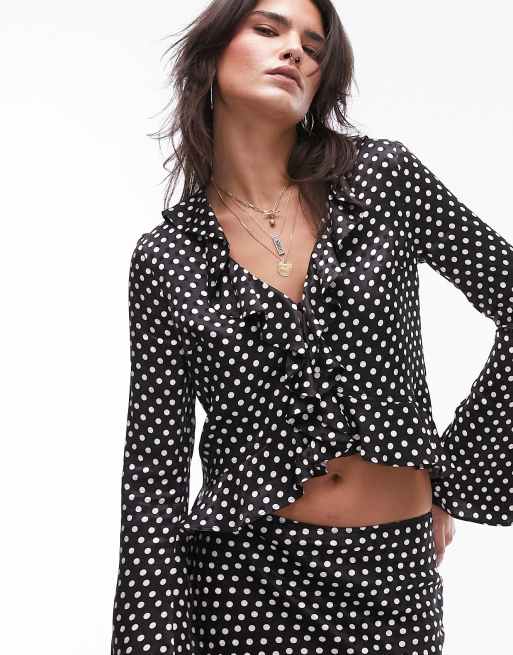 Topshop - Top in raso jacquard nero a pois con volant in coordinato