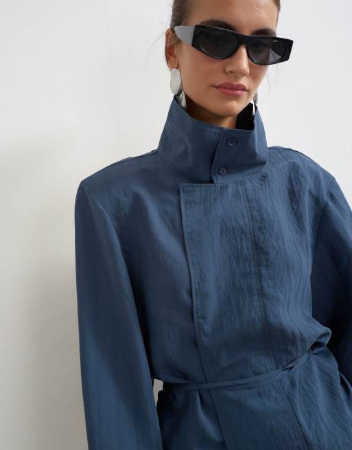 Topshop top med ståkrave og bindebånd i navy med selvstriber, 2 af 4