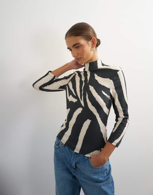 Topshop top med zebraprint, højhalset, åben ryg og 3/4-ærmer i sort, 2 af 4