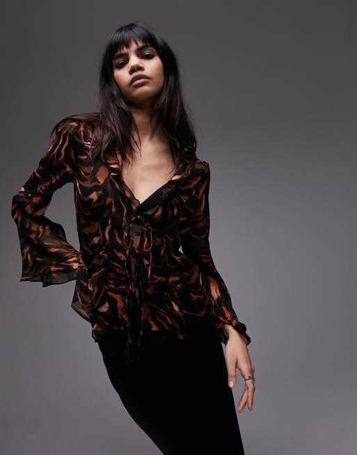 Topshop - Top trasparente stropicciato con allacciatura sul davanti e stampa animalier colore neutro