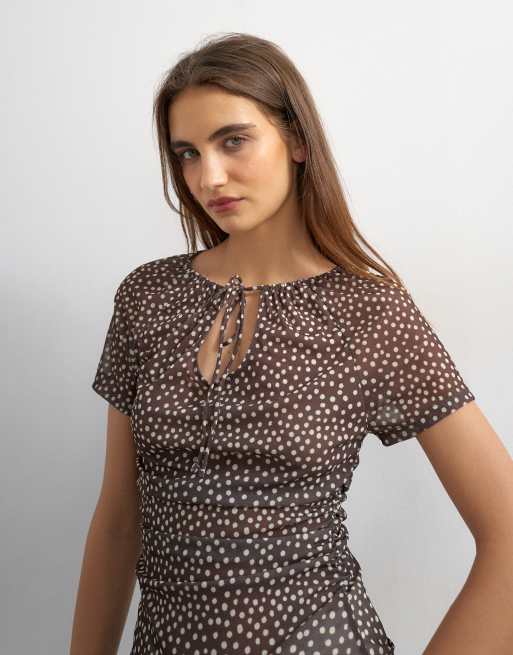 Topshop - Top van mesh met stippen, uitsnijding en korte mouwen in bruin, 3 van 4