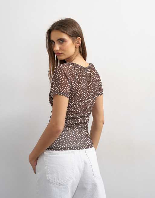 Topshop - Top van mesh met stippen, uitsnijding en korte mouwen in bruin, 4 van 4