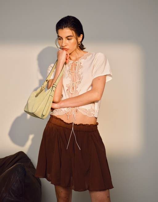 Topshop – Top w kolorze kości słoniowej z koronką, krótkimi rękawkami i delikatnym wiązaniem z przodu