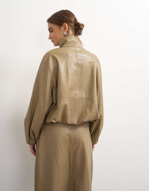 Topshop topp i läderimitation med ståkrage och bubbelfåll i taupe, 4 av 4