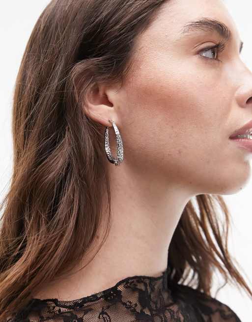 Topshop – Toronto – Silberfarbene, gebogene Creolen im gehämmerten Design