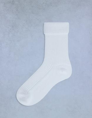 Topshop - Tot - Gerippte, kuschelige Stiefelsocken in Weiß