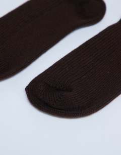 Model wearing Tot ribbed cosy boot sock in chocolate