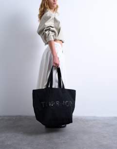 Model wearing Tote bag in black
