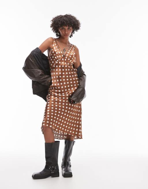 Topshop – Trägerkleid in Braun in ungewöhnlicher Länge mit Vintage-Punktemuster