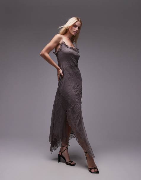Topshop – Trägerkleid in Grau mit gerüschtem Ausschnitt, Stickerei und Spitze - view 1