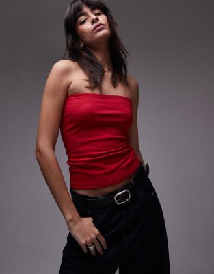 Topshop - Trägerloses Longline-Top in Kirschrot