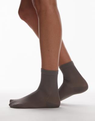 Topshop - Transparente, gerippte Socken in Grau