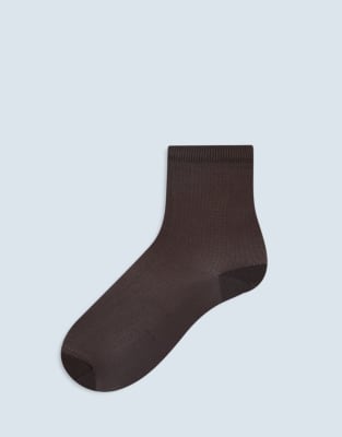 Topshop - Transparente, gerippte Socken in Schokobraun