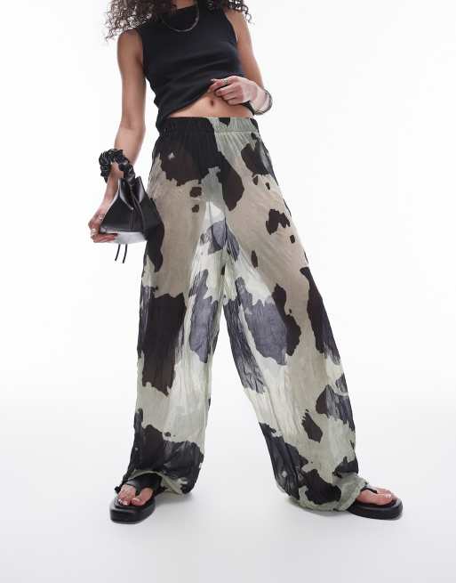 Topshop – Transparente Hose mit mehrfarbigem Kuhmuster und Knitterstruktur