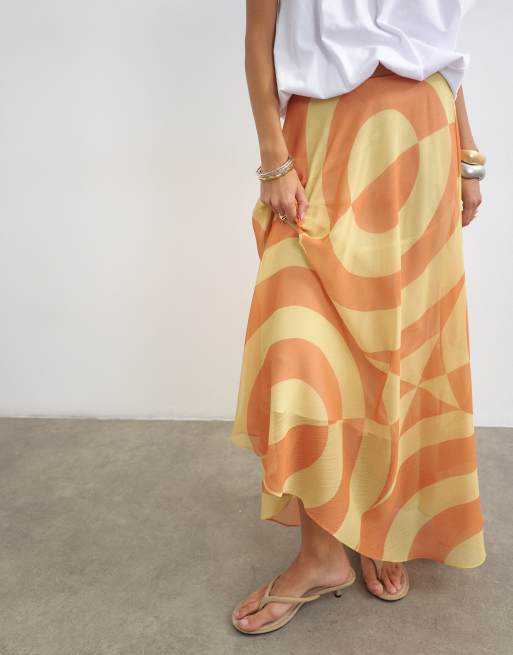Topshop – Transparenter Midi-Tellerrock aus Chiffon in Orange mit abstraktem Muster, 3 von 5