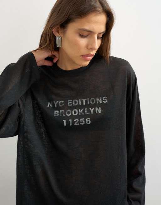 Topshop transparentes, grob strukturiertes Grafik-Langarmshirt mit „NYC“ in Schwarz, 2 von 4