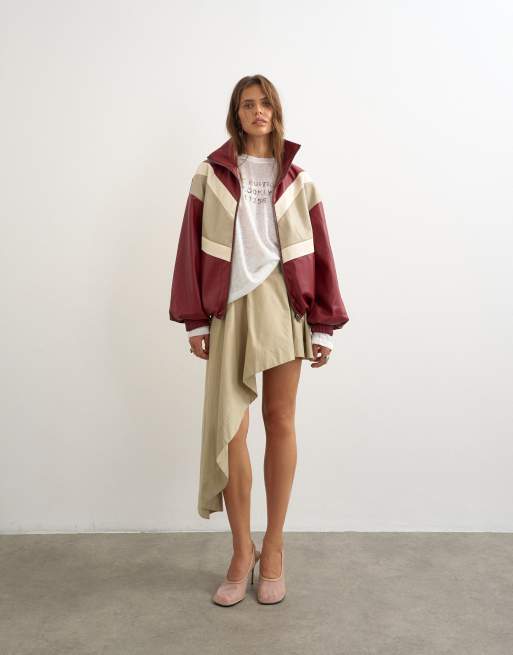 Topshop transparentes, strukturiertes Langarmoberteil mit Grafikprint „NYC“ in Ecru, 2 von 4