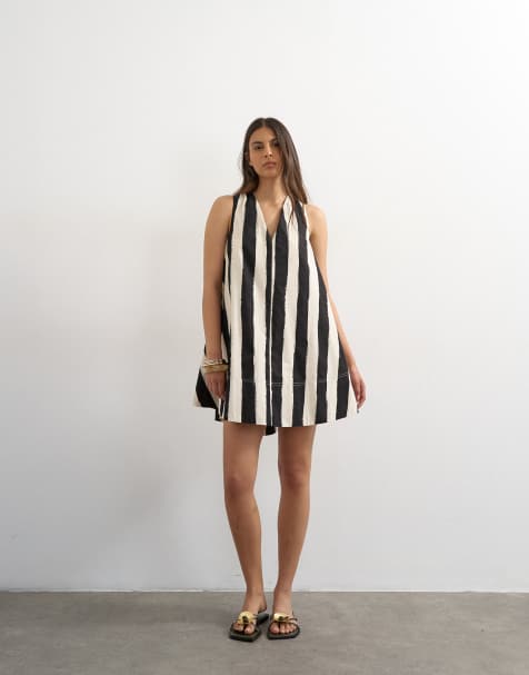 Topshop – Trapezförmiges Minikleid aus Popeline in Schwarz-Weiß gestreift mit Neckholder und nach hinten abfallendem Saum - view 1