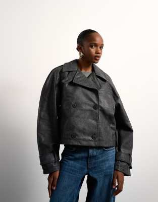 Topshop - Trench court en imitation cuir avec manches ovales - Noir délavé