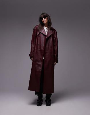 Topshop - Trenchcoat aus strukturiertem Kunstleder in Burgunderrot-Brown