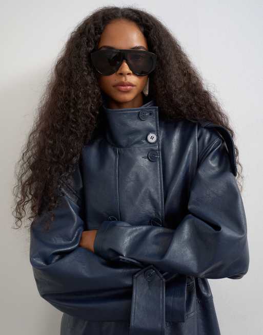 Topshop trenchcoat i läderimitation med lång modell och markerad midja i navy, 2 av 4