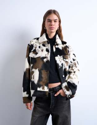Topshop - Truckerjacke im Westernstil aus Kunstpelz mit Kuhfellprint in Ponyfell-Optik-Schwarz