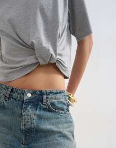 Model wearing Tuck hem boxy tee in grey