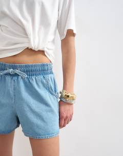 Model wearing Tuck hem boxy tee in ivory