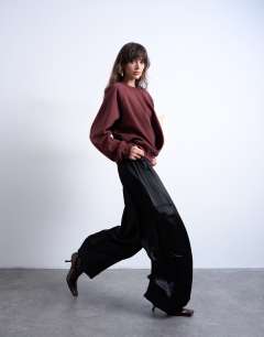 Model wearing Tuck waist sweatshirt in chocolate