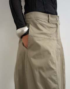 Model wearing Twill drop waist barrel midi skirt in charcoal grey