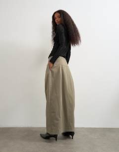 Model wearing Twill drop waist cargo maxi skirt in grey